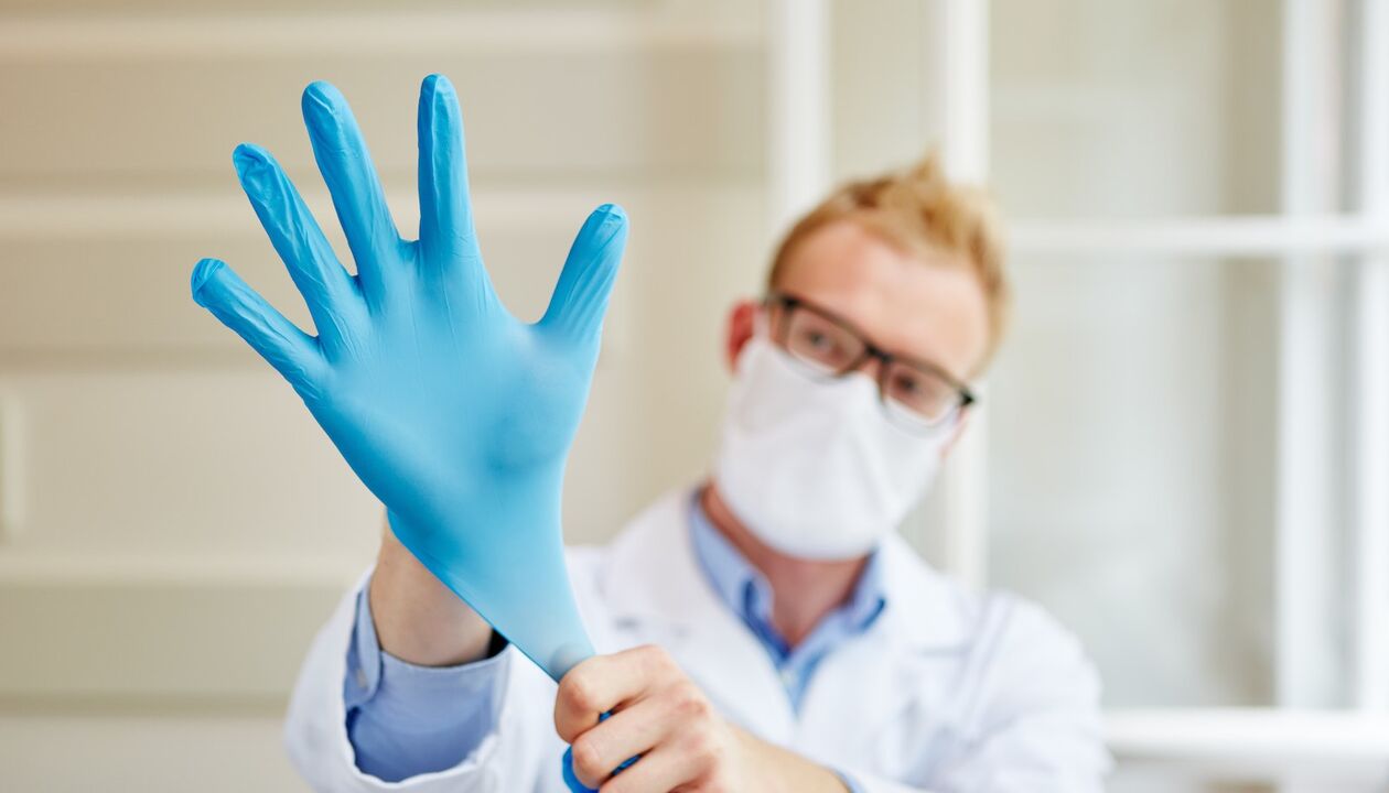 medikuak eskularru bat jartzen du masajea egiteko prostatitisa saihesteko